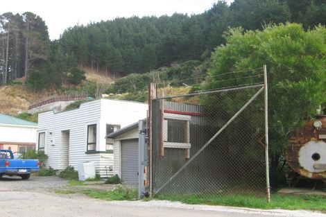 Photo of property in 2 Landfill Road, Owhiro Bay, Wellington, 6023
