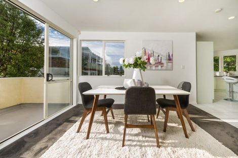Photo of property in 2/42 Holland Road, Hillcrest, Auckland, 0627