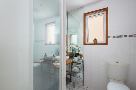 Photo of property in Devonport Apartments, 4/127 Saint Aubyn Street, New Plymouth, 4310