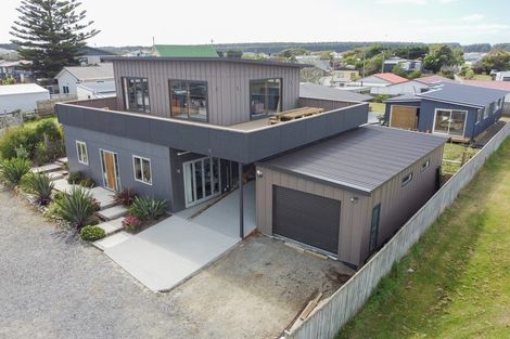 Photo of property in 27 Hall Place, Foxton Beach, Foxton, 4815