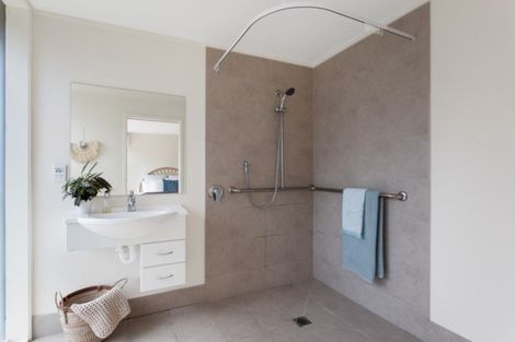 Photo of property in 30 Wernham Place, Northcote, Auckland, 0626