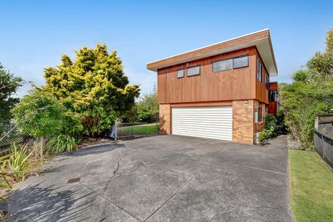 Photo of property in 2/2 Carl Place, Unsworth Heights, Auckland, 0632