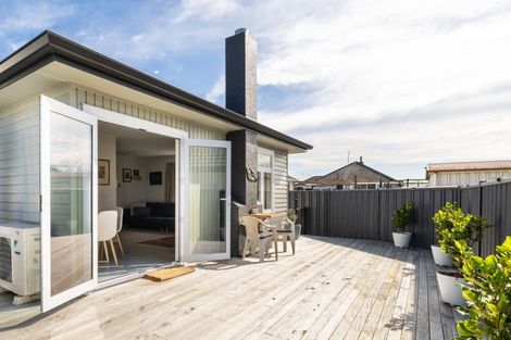 Photo of property in 806 Grove Road, Mayfair, Hastings, 4122