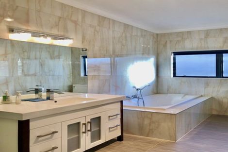 Photo of property in 32 Westerham Drive, Dannemora, Auckland, 2016