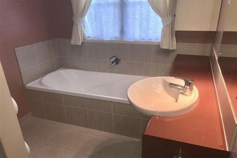 Photo of property in 28 Parkwood Crescent, Gulf Harbour, Whangaparaoa, 0930