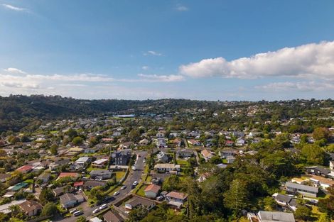 Photo of property in 2/8 Thistledew Place, Bayview, Auckland, 0629
