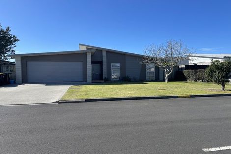 Photo of property in 4 Butterworth Crescent, Papamoa Beach, Papamoa, 3118