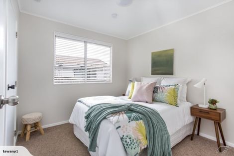 Photo of property in 1/20 Lambrown Drive, Totara Vale, Auckland, 0629