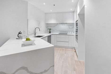 Photo of property in 4b/171 Hurstmere Road, Takapuna, Auckland, 0622