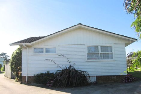 Photo of property in 2/98 Cascades Road, Pakuranga Heights, Auckland, 2010