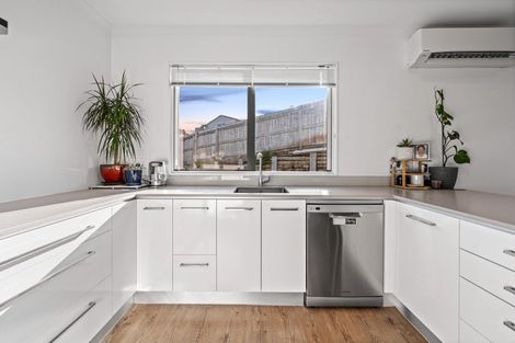 Photo of property in 22 William Wallbank Crescent, Swanson, Auckland, 0614