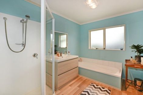 Photo of property in 9 James Nairn Grove, Riverstone Terraces, Upper Hutt, 5018