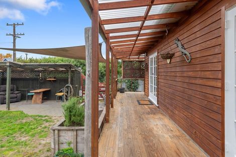 Photo of property in 37 Queens Avenue, Waikuku Beach, 7402