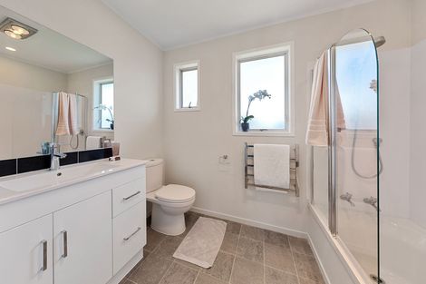 Photo of property in 27 Staverton Crescent, Mangere, Auckland, 2022