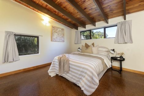 Photo of property in 126 Garden Road, Piha, New Lynn, 0772