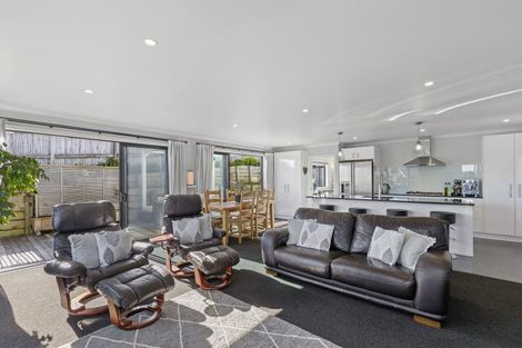 Photo of property in 32 Lanyon Place, Whitby, Porirua, 5024