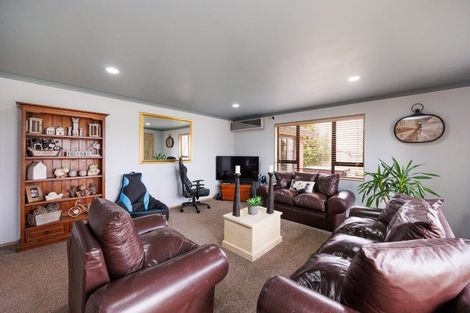 Photo of property in 12 Walnut Grove, Kelvin Grove, Palmerston North, 4414