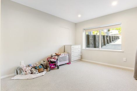 Photo of property in 18 Grassmere Road, Henderson Valley, Auckland, 0612