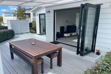 Photo of property in 32 Meadowood Drive, Unsworth Heights, Auckland, 0632