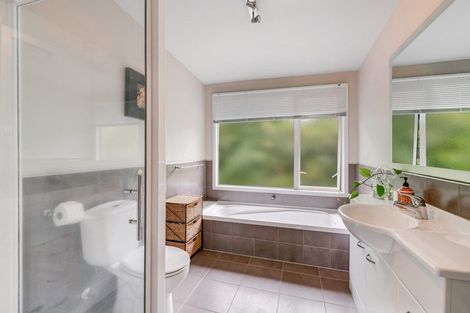 Photo of property in 15 Springwater Vale, Unsworth Heights, Auckland, 0632