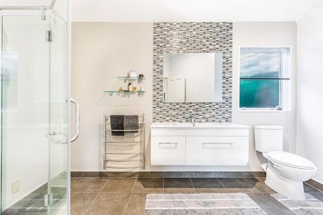 Photo of property in 6 Hanly Close, West Harbour, Auckland, 0618