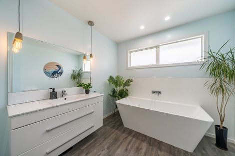 Photo of property in 32 King Charles Drive, Kingsley Heights, Upper Hutt, 5018