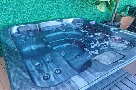 Photo of property in 114 The Esplanade, Houghton Bay, Wellington, 6023