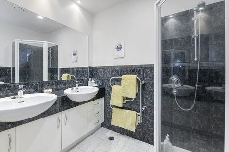 Photo of property in 2a/171 Hurstmere Road, Takapuna, Auckland, 0622