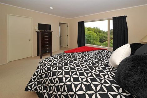 Photo of property in 2/49 Ribbonwood Crescent, Goodwood Heights, Auckland, 2105