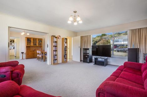 Photo of property in 2 Spicer Place, Tawa, Wellington, 5028