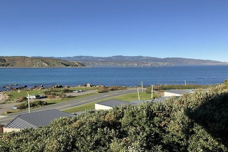 Photo of property in 8 Hungerford Road, Lyall Bay, Wellington, 6022