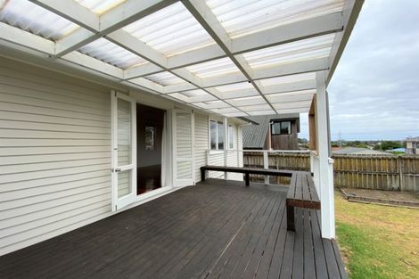 Photo of property in 4 Harding Avenue, Te Atatu South, Auckland, 0610