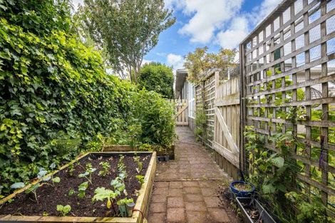 Photo of property in 10 Wallath Road, Westown, New Plymouth, 4310