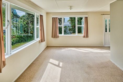 Photo of property in 5a Whitehouse Road, Titahi Bay, Porirua, 5022