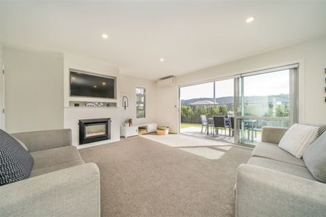 Photo of property in 77 Sunstone Crescent, Timberlea, Upper Hutt, 5018
