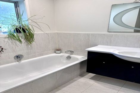 Photo of property in 2/20 Malters Place, Browns Bay, Auckland, 0630