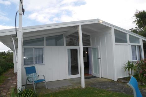 Photo of property in 25 Hemara Street, Waikanae Beach, Waikanae, 5036