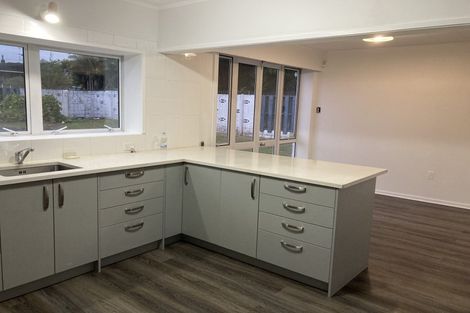 Photo of property in 21 Lyndhurst Road, Te Atatu South, Auckland, 0610