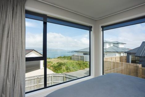 Photo of property in 31 Boeing Way, Newlands, Wellington, 6037