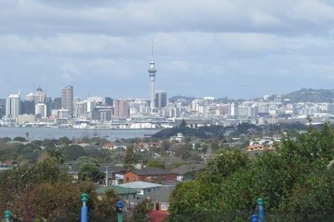 Photo of property in 82 Ocean View Road, Northcote, Auckland, 0627