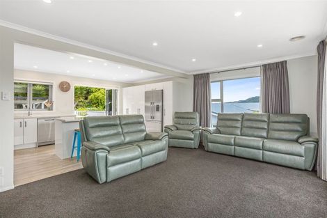 Photo of property in 56 Gloaming Hill, Titahi Bay, Porirua, 5022