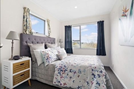 Photo of property in 43 Reynella Drive, Massey, Auckland, 0614