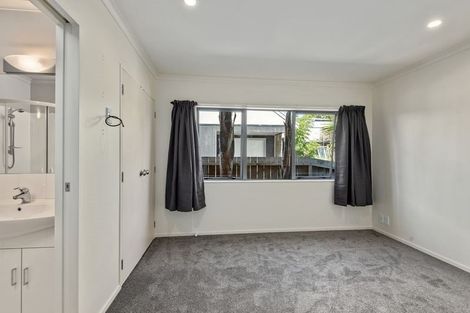 Photo of property in 3/28 Holiday Road, Stanmore Bay, Whangaparaoa, 0932