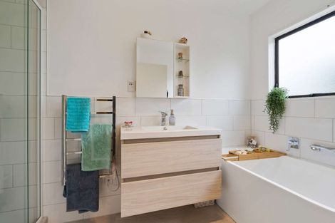 Photo of property in 1/5 Lynngate Place, Hillcrest, Auckland, 0627