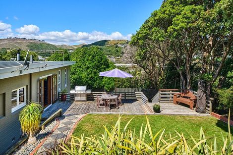 Photo of property in 1 Victory Crescent, Tawa, Wellington, 5028