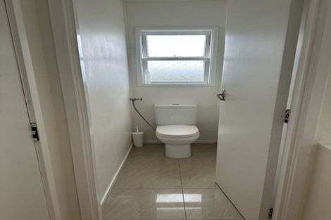 Photo of property in 1/54 Target Road, Totara Vale, Auckland, 0629