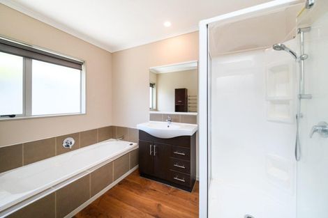 Photo of property in 27 Johnstone Drive, Fitzherbert, Palmerston North, 4410