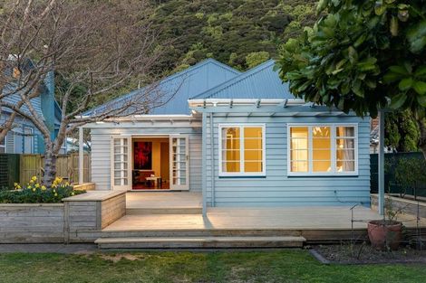 Photo of property in 218 Muritai Road, Eastbourne, Lower Hutt, 5013