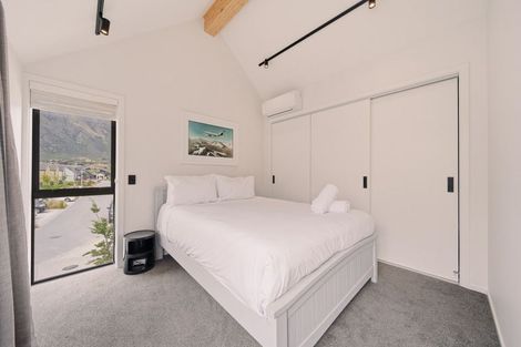 Photo of property in 33 Casterway Crescent, Jacks Point, 9371