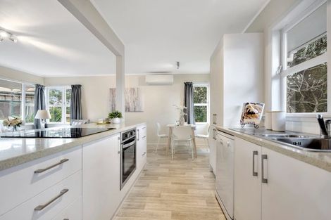 Photo of property in 60 Cobham Crescent, Kelston, Auckland, 0602